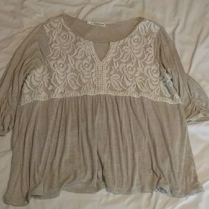 Adorable 3/4 length sleeve top with keyhole neck